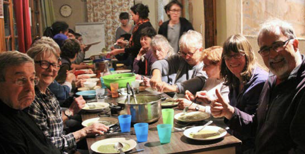 Participants autour d'une table lors d'un atelier de cuisine participatif