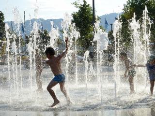 enfants jouant avec une fontaine urbaine à Zurich