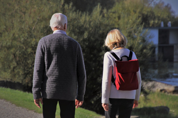 Deux personnes âgés de dos marchant dehors